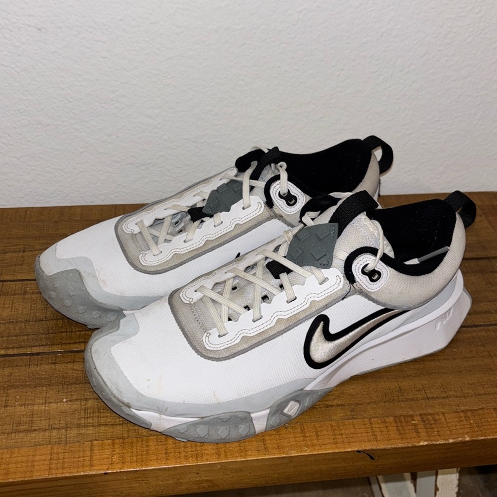 New Mens Nike Air Diamond Varsity Turf White & Black Sneakers Size 11.5